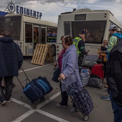 Taistelujen keskeltä evakuoituja siviilejä Ukrainan Zaporižžjan kaupungissa 3. toukokuuta 2022.