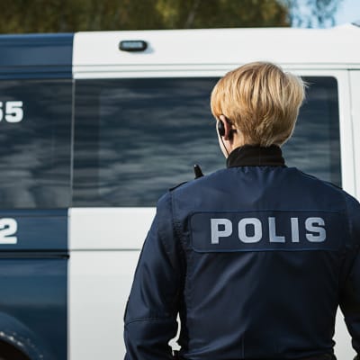 Den åländska polisen vid en polisbil