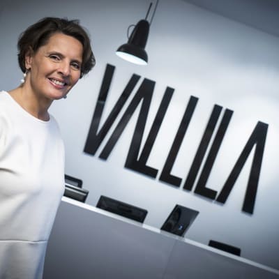 Anne Berner står framför Vallila-logo.