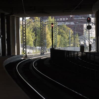 Tågräls i mörk tunnel