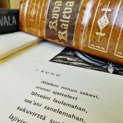 Ensimmäinen runo ja Kalevala kirjoja.