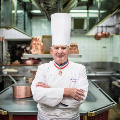 Paul Bocuse keittiössä.