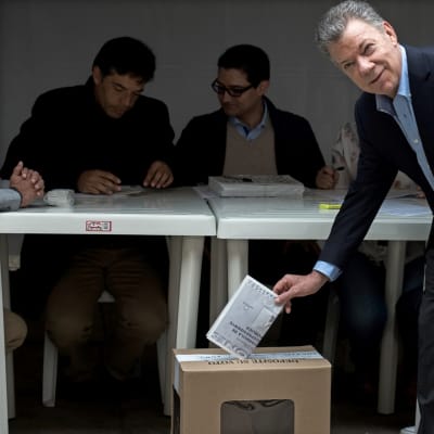 Kolumbian nykyinen presidentti ja Nobel-palkinnolla rauhansopimuksesta palkittu Juan Manuel Santos kävi äänestämässä.
