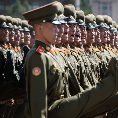 Sotilaat marssivat juhlaparaatissa Pjongjangissa.