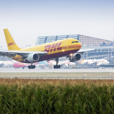 DHL:n rahtikone laskeutumassa Stuttgartin lentoasemalle.