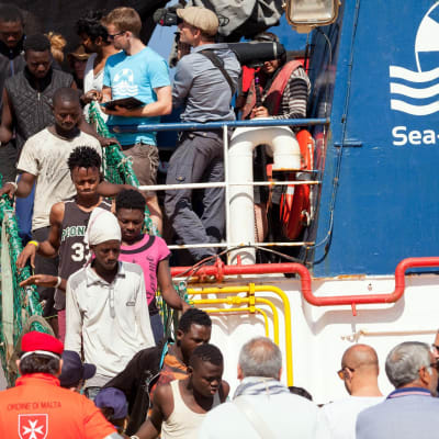 Ihmisiä laskeutumassa laiturissa olevasta Sea Watch -aluksesta kesällä 2018