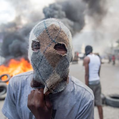 Mielenosoittaja Haitissa.