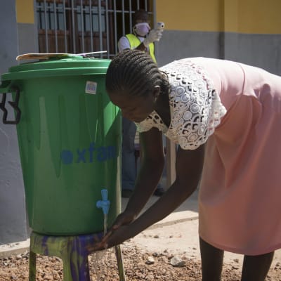 Nainen pesi käsiään suojautuakseen ebolalta Mbandakassa viime vuoden toukokuussa. 