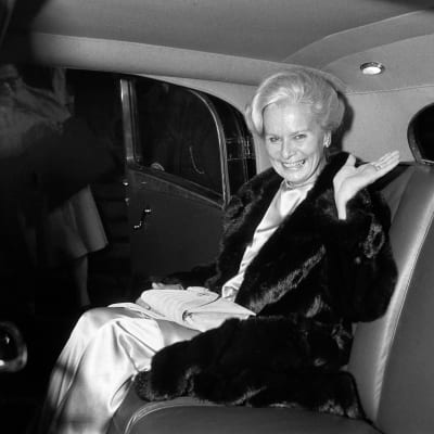 Kyllikki Forssell vietti 35-vuotistaiteilijajuhlaansa Kansallisteatterin näyttämöllä Eugene O'Neillin "Pitkän päivän matka yöhön" -näytelmän Maryna lokakuussa 1984.
