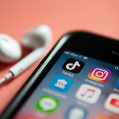Älypuhelin ja Tiktok -sovellus