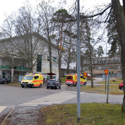 Två ambulanser vid ett sjukhus.