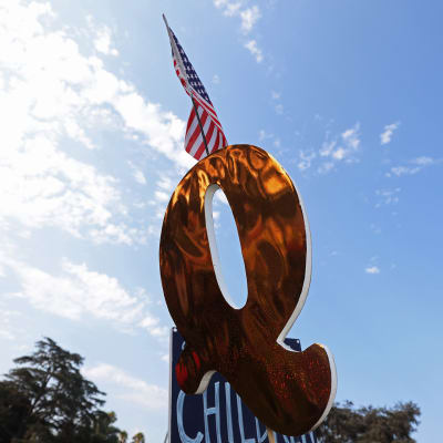 QAnon symboli Beverly Hills, California 22.elokuuta 2020