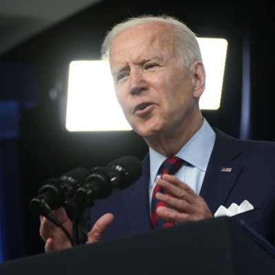 Yhdysvaltain presidentti Joe Biden puhuu auditoriossa Washingtonissa.