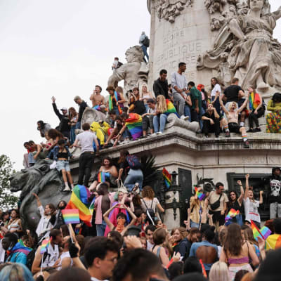Pride-kulkueeseen osallistuneita kerääntyi Tasavallan aukiolle Pariisissa.
