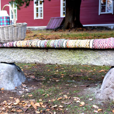 En bänk av sten