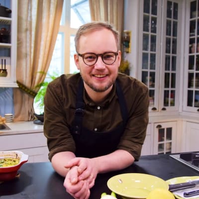 En man i ett kök.