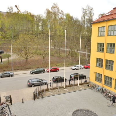 Vy över tomten mittemot ASA-huset där Åbo vill bygga ett nytt höghus