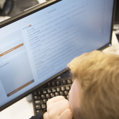 Mies katsoo tietokoneelta vapaita työpaikkoja työvoimatoimiston sivuilta.