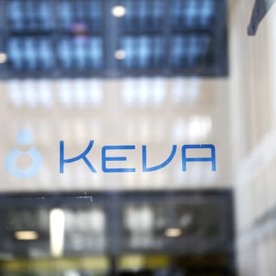 Keva -teksti ja logo lasisessa ovessa.