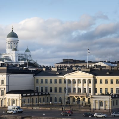 Vy över Domkyrkan och presidentens slott i Helsingfors. 