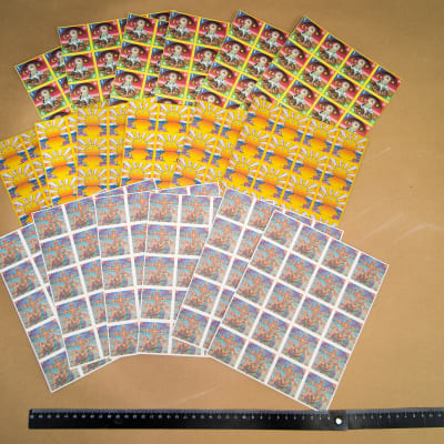 Poliisi takavarikoi kuvan LSD-laput huhtikuussa maastokätköstä. Lapuissa olevat logot ilmentävät tuotteen alkuperää ja laatua.
