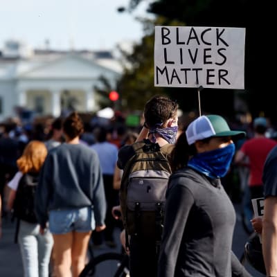 Mielenosoittajia lähellä Lafayetten puistoa Washington DC:ssä.