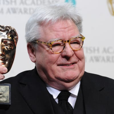 Ohjaaja Alan Parker vastaanottamassa Britannian elokuva-akatemian palkintoa.