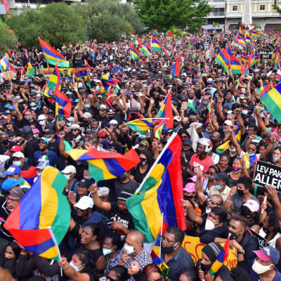 Mielenosoittajia kadulla Port Louisin kaupungissa Mauritiuksella.