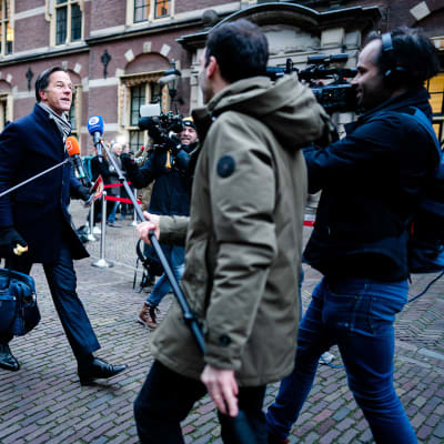 Hollannin pääministeri Mark Rutte saapuu hallituksen kokoukseen median ympäröimänä.