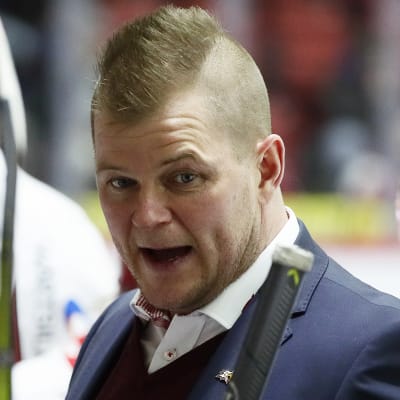 Vasa Sport-tränaren Ari-Pekka Pajuluoma i båset.