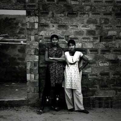 Två unga flickor väntade på kunder i Daulatdia i april 2008. Daulatdia är en by i centrala Bangladesh som helt domineras av prostitution och som beskrivs som en av de största bordellerna i världen. 