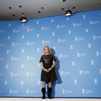 Catherine Deneuve poserar under en presskonferens vid filmfestivalen i Berlin i februari 2017