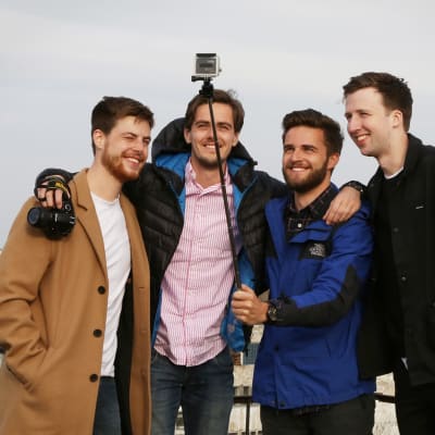 miehet poseeraavat selfiessä