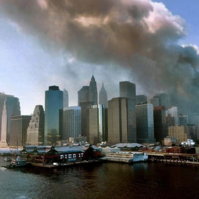 Savupatsas nousee taivaalle New Yorkissa, kun World Trade Centerin kaksoistornit romahtivat terrori-iskuissa 11. syyskuuta 2001.