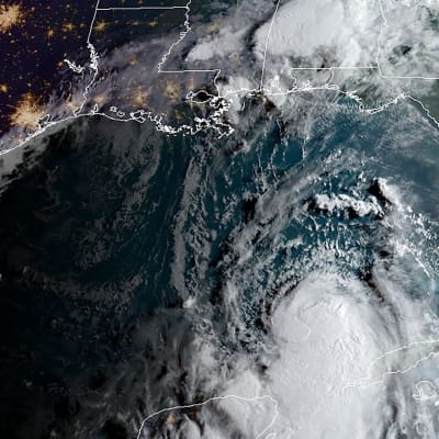 Satelliittikuva Marco-myrskystä lähestymässä Louisianan rannikkoa.