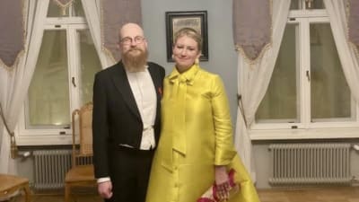 Kyberturvallisuuskeskuksen johtaja Juhani Eronen ja puolisonsa Linnan juhlissa.