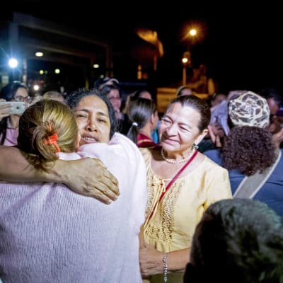 Maria Perez halaa sukulaisiaan vapauduttuaan vakilasta.