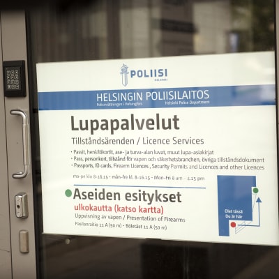 Lupapalvelut -kyltti Helsingin poliisilaitoksen ovessa.