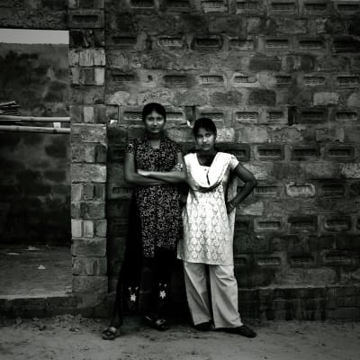 Två unga flickor väntade på kunder i Daulatdia i april 2008. Daulatdia är en by i centrala Bangladesh som helt domineras av prostitution och som beskrivs som en av de största bordellerna i världen. 