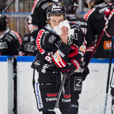 Brad Lambert åker av isen med ispåse vid ansiktet.