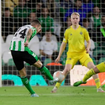 Aitor Ruibal skjuter mot HJK.