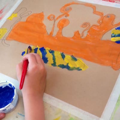 Lapsi piirtää Guggenheimia. 