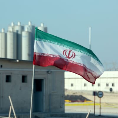 Iranin lippu ydinvoimalaitoksen edustalla.