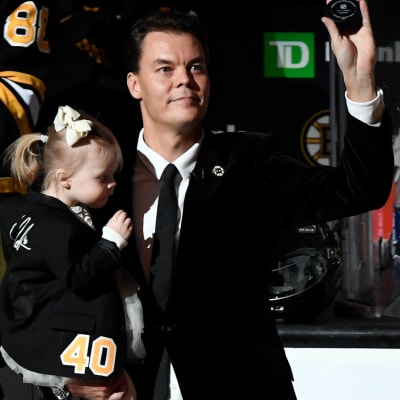 Tuukka Rask står på isen tillsammans med sin familj.