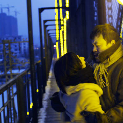 Wu Zhizhen (Gwei Lun Mei) ja Zhang Zili (Liao Fan) elokuvassa Black Coal, Thin Ice
