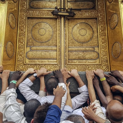Pyhiinvaeltajat koskettivat Kaaban kultaista ovea Masjidil al-Haramin moskeijassa, Mekassa, Saudi-Arabiassa 9. syykuuta.