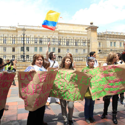 Ihmisiä osoittamassa mieltään rauhan puolesta presidentin palatsin edustalla Bogotassa, Kolumbiassa 5. lokakuuta.