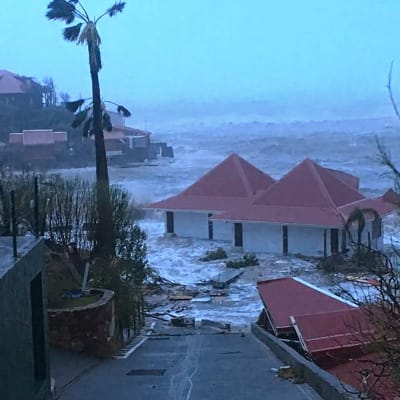 Tulvan saartamia taloja Saint-Barthelemyn saarella, Gustaviassa 7. syyskuuta.