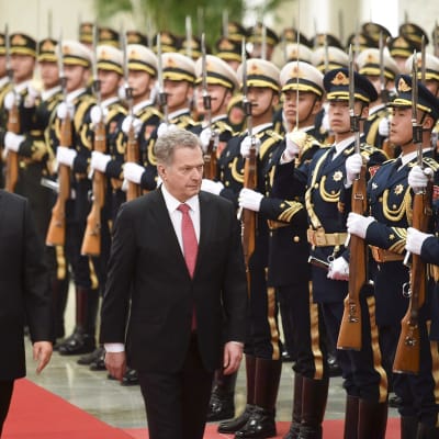 Sauli Niinistö ja Kiinan presidentti Xi Jinping tarkastavat kunniavartioston.