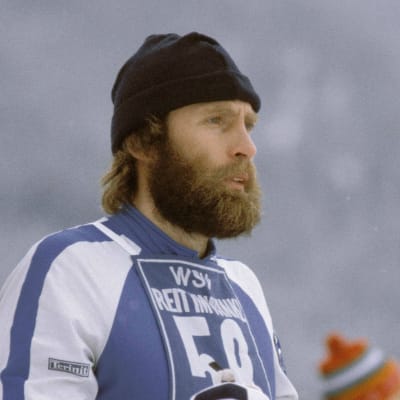 Juha Mieto, med logon för Finlands 100 största idrottsögonblick.